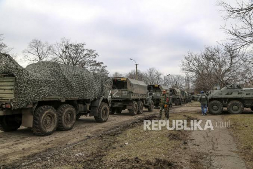 Keterangan: Konvoi truk militer yang diparkir di sebuah jalan di Mykolayvka, wilayah Donetsk, wilayah yang dikuasi pro-militer Rusia.