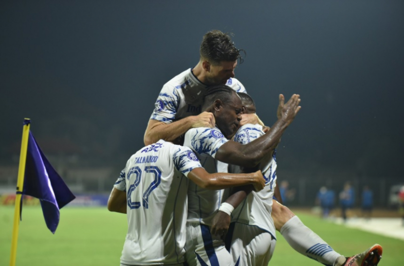 Pemain Persib Bandung melakukan selebrasi usai menjebol gawang Arema FC di laga Liga 1 Indonesia. (Twitter/@vicshaga)