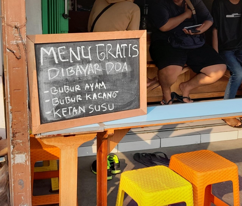 Menu gratis di Kedai Rakyat di Jalan Terusan Haji Nawi tepatnya di depan Perumahan Bukit Sutera, Kelurahan Sarua, Kecamatan Bojongsari, Depok.