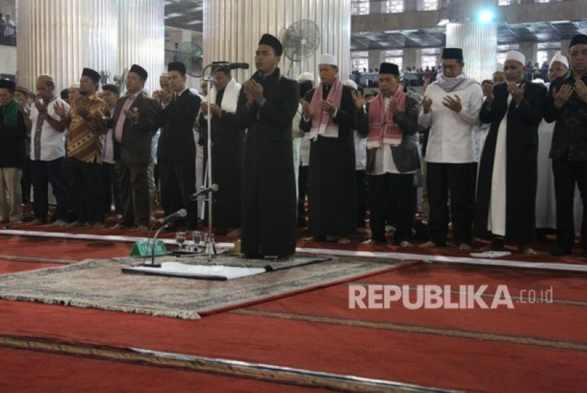 Keterangan: Ilustrasi Jamaah Masjid Membaca Qunut