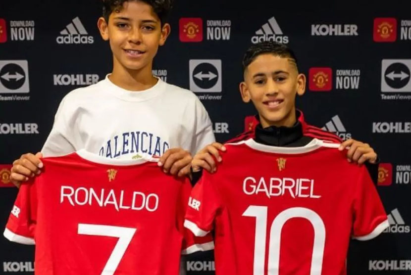 Cristiano Ronaldo (kiri) dan remaja lain Gabriel. Foto: Marca/Instagram @georginagio