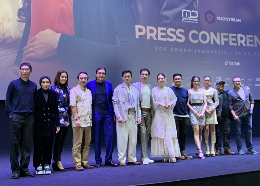 Para pemain dan kru tim film Bismillah Kunikahi Suamimu dalam Gala Premiere di CGV Grand Indonesia Jakarta, Senin (20/2/2023). Rahma Sulistya