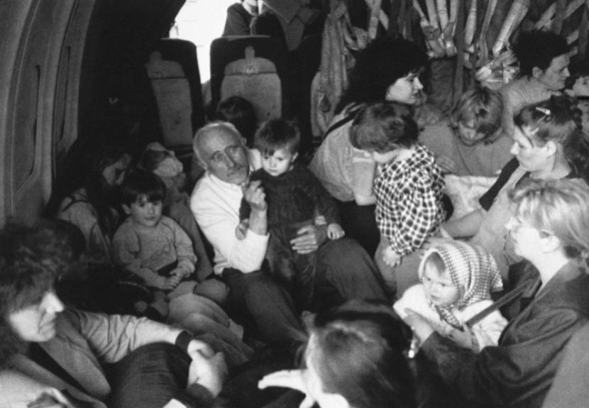 Dalam foto dari 1 Mei 1992, pengungsi menetap di pesawat angkatan udara Yugoslavia di Sarajevo sebelum keberangkatan mereka ke Beograd, setelah melarikan diri dari pertempuran di Bosnia-Herzegovina [File: AP Photo]