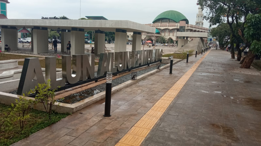 Alun-alun Pamulang dengan latar belakang Masjid Al Mujahidin