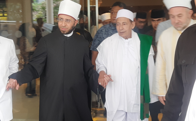 Habib Luthfi bin Yahya (pakaian putih) bersama Syekh Usamah Sayyid Al-Azhari (pakaian hitam) usai menghadiri acara peresmian Yayasan Syekh Usamah Al Azhari di Hotel Pullman Jakarta, Sabtu (2/9/2023). Foto: Muhyiddin