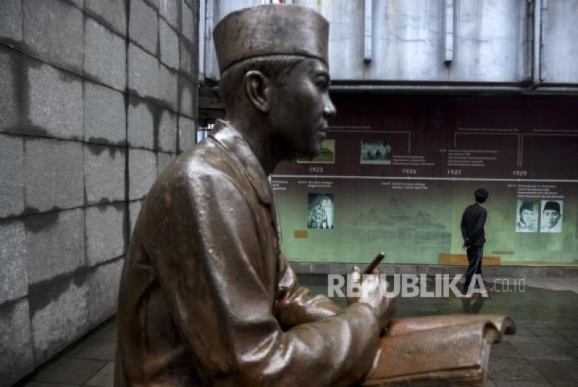 Pengunjung berada di area Monumen Penjara Banceuy, Braga, Kota Bandung, Provinsi Jawa Barat, Ahad (12/2/2023). Monumen sel penjara Banceuy No. 5 Blok F yang merupakan tempat Presiden Pertama Republik Indonesia Ir. Soekarno pernah dipenjara pada masa kolonialisme Belanda dan melahirkan Pledoi Indonesia Menggugat tersebut menjadi salah satu destinasi wisata sejarah di Kota Bandung. Foto: Republika/Abdan Syakura