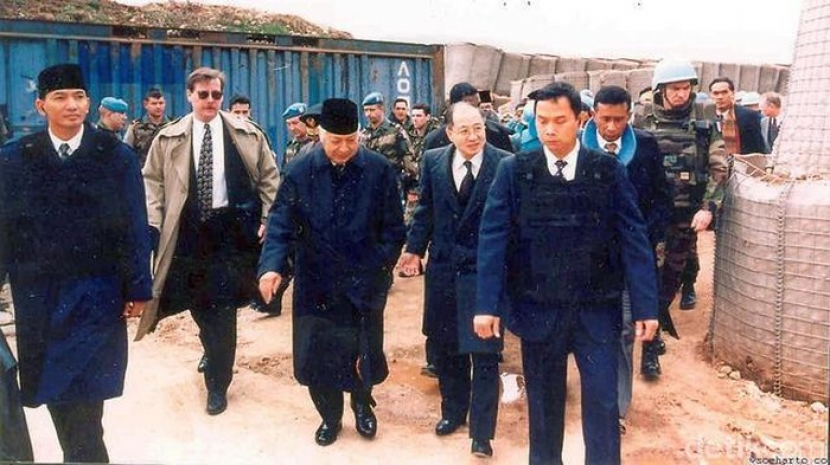 Kolonel Sjafrie Sjamsoeddin, Presiden Soeharto, Yasushi Akashi, dan Mayor CPM Unggul Yudhoyono di Sarajevo (Foto: Saidi / Setneg. Soeharto tiba di Sarajevo tanpa mengenakan rompi anti peluru.