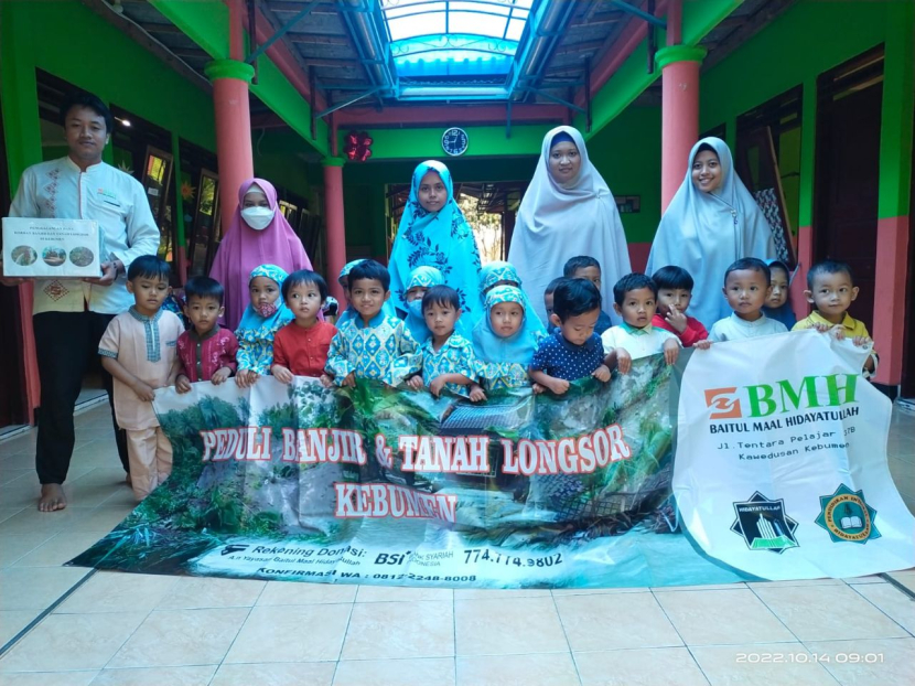 Siswa Sekolah Integral Hidayatullah Kebumen menggalang dana untuk korban banjir di Kebumen, Jawa Tengah. Dana tersebut disalurkan melalui Laznas BMH. (Foto: Dok BMH)
