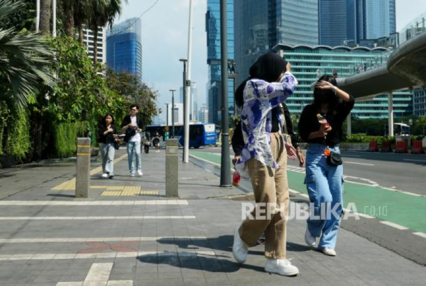 Warga beraktivitas saat cuaca terik di kawasan Bundaran Hotel Indonesia, Jakarta, Senin (24/4/2023). Badan Meteorologi, Klimatologi dan Geofisika (BMKG) memastikan Indonesia tidak mengalami gelombang panas seperti yang terjadi di Thailand dengan suhu mencapai 44,6 derajat dan Bangladesh mencapai 51.2 derajat. Tenang, BMKG Pastikan Gelombang Panas Asia tidak Terjadi di Indonesia. Foto: Republika/Thoudy Badai