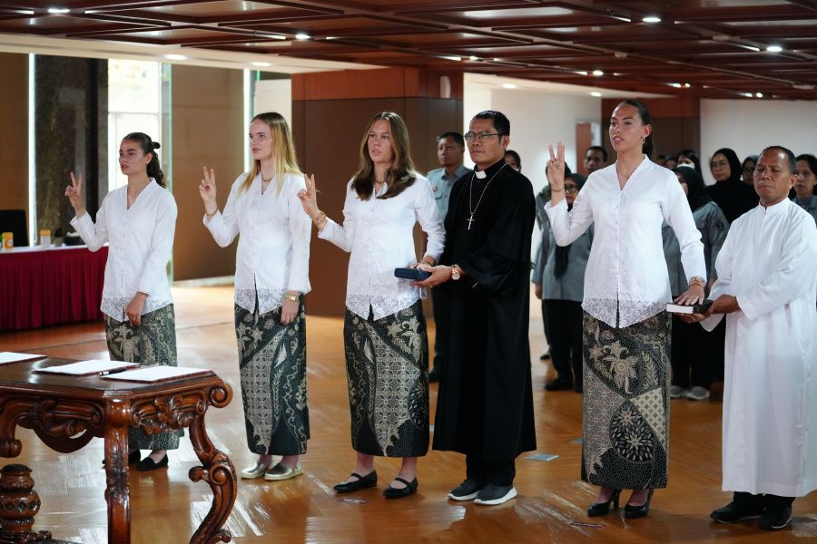 Calon pemain Timnas putri Indonesia; Emily Julia Frederica Nahon, Felicia Victoria de Zeeuw, Iris Joska de Rouw, dan Isa Guusje Warps mengambil sumpah jadi WNI di Jakarta, 10 Juni 2025. (Dok. PSSI)