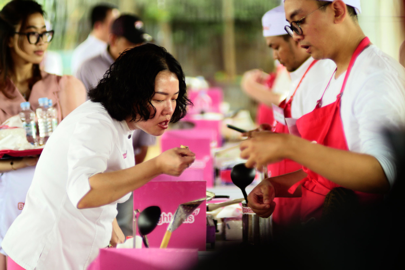 Chef, food vlogger, finalis MasterChef Indonesia Season, Marisca Tracy menilai cita rasa masakan salah satu peserta Bright Gas Cooking Competition 2024 Bandung.