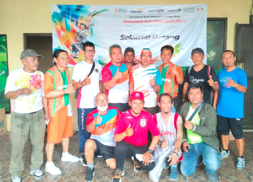 Wartawan dari PWI Kota Depok turut serta dalam turnamen Tenis Meja Journalist Spin Club (JSC) Open 2022 yang berlangsung di markas JSC, Jalan Pramuka, Mampang, Kota Depok, Sabtu (22/10/2022).