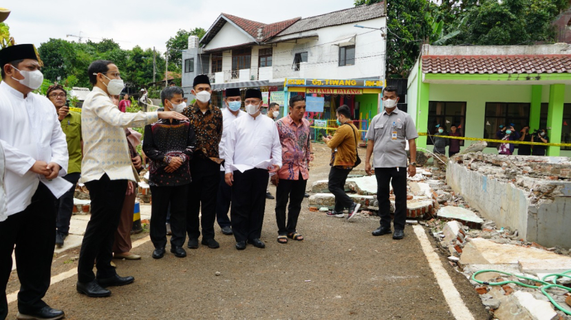  Mendikbudristek Nadiem Anwar Makarim (kedua dari kiri), melakukan kunjungan ke MTsN 19 Jakarta yang temboknya roboh karena banjir di Pondok Labu, Jakarta Selatan, Jumat (07/10/22). Foto : kemdikbud.go.id