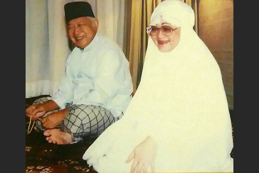  Mantan presiden Soeharto bersama istri Tien Soeharto. Cerita Ibu Tien Soeharto Belikan Gigi Palsu Staf KBRI yang Ompong. Foto: Dok. Republika