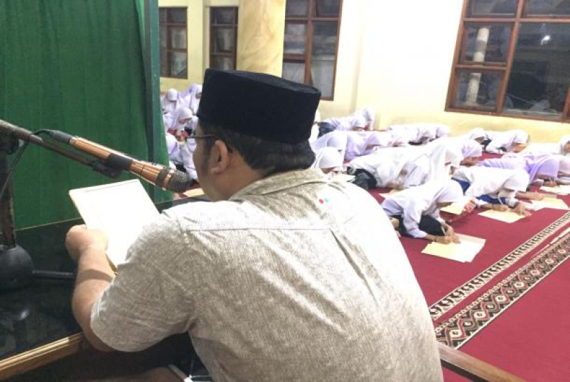 Para santri Pondok Pesantren Daruttaubah yang berlokasi di Saritem, situs prostitusi tertua di Kota Bandung, tengah mengikuti pengajian kitab kuning, Jumat (15/4/2022). (Dok. Republika)