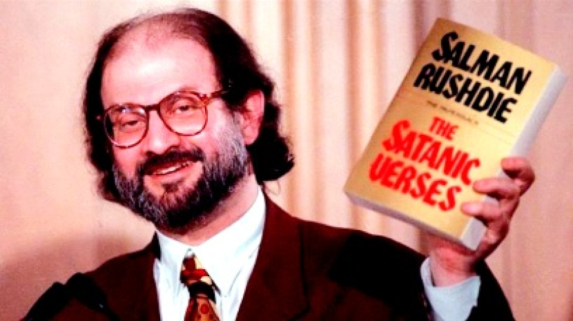 Salman Rushide dengan novelnya 'Satanic Verses' pada tahun 1980-an.