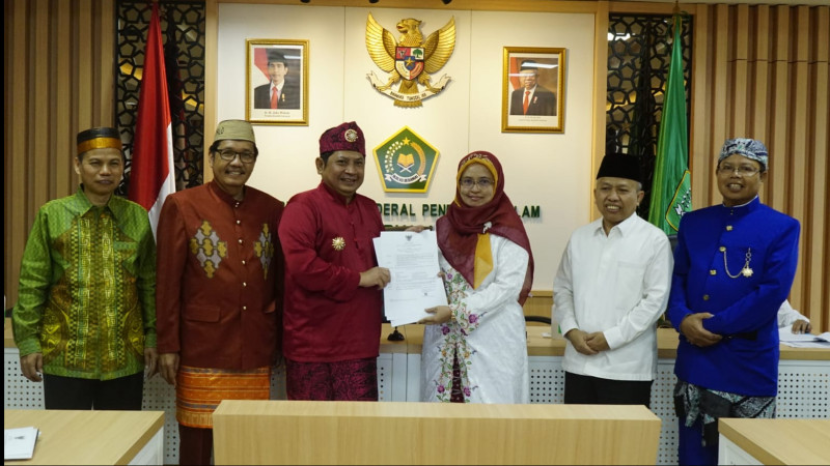 Prof Dr H Umma Farida, Lc, MA menjadi salah satu dari 33 penerima Surat Keputusan Menteri Agama (KMA) tentang Penetapan Guru Besar Rumpun Ilmu Agama. Foto : pendis.kemenag