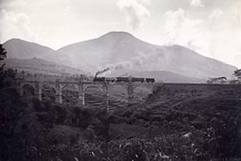Jalur kereta api Cikuda, Rancaekek-Tanjungsari tahun 1937 ketika masih beroperasi. Jalur transportasi dibuat kolonial Hindia Belanda untuk memudahkan transfer sumber daya alam setelah masa panen untuk diekspor ke negara yang dituju pemerintah Belanda. (foto oleh Wijnand Kerkhoff).