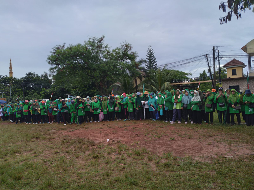 Para peserta Jalan Sehat yang diselenggarakan Muslimat NU Ranting Rangkapan Jaya Baru.