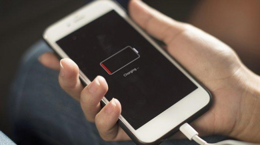 Langkah mudah menghemat baterai pada ponsel agar tak sering nge-charge/ilustrasi (foto: pixabay).