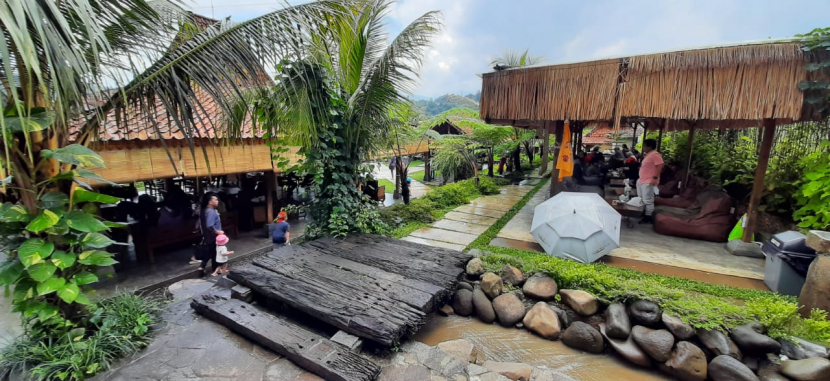 Pintu masuk Ngopi di Sawah, Gadog, Bogor