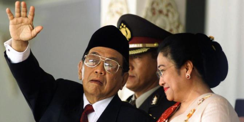 Presiden Gus Dur dan Wakil Presiden Megawati Soekarno Putri. Kemenkominfo yang sebelumnya bernama Departemen Penerangan dibubarkan Gus Dur karena ingin mengekang kebebasan pers. Foto: IST.