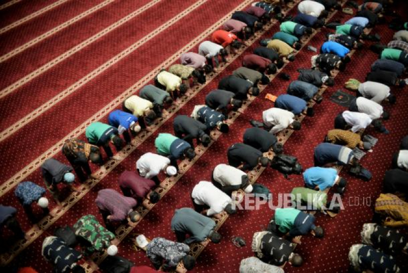 Ilustrasi jamaah sholat di Masjid Istiqlal, Jakarta. Niat Sholat Dzuhur Sendiri dan Berjamaah Beserta Tata Caranya. Foto: Republika/Thoudy Badai