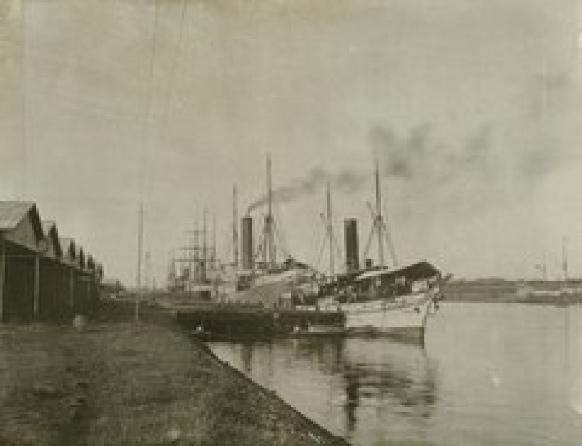 Pelabuhan Tanjung Priok. Gempa yang mengguncang Batavia membuat<a href=