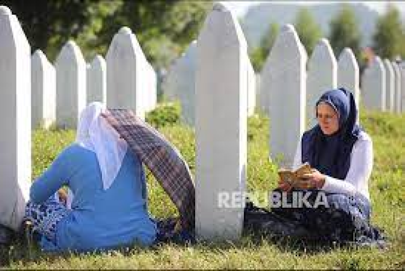 Muslim Sebrenica berziarah di makam korban genosida Bosnia.