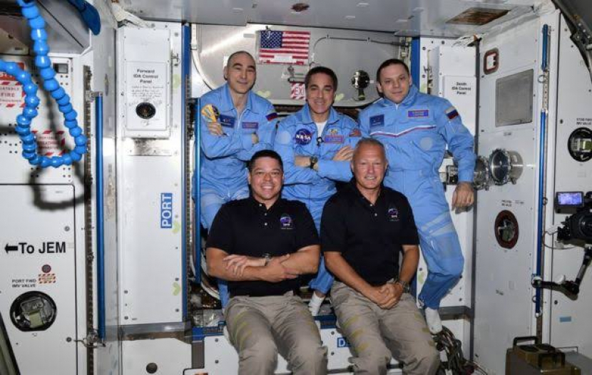 Kebersamaan astronot NASA AS dan kosmonot Roscosmos Rusia beberapa waktu lalu. Gambar: NASA