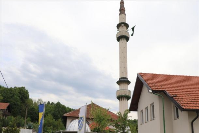 Masjid Jasikovac dan menara yang kembali dibangun usai Perang Bosnia 1992-1995. Foto: Anadolu Agency