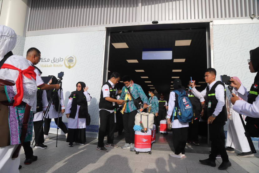 Jamaah kloter satu embarkasi Jakarta-Pondok Gede (JKG 01) mendarat di Bandara Amir Muhammad bin Abdul Aziz (AMAA) Madinah, Rabu (24/5/2023). Marhaban Dhuyufurrahman, Calon Jamaah Haji Indonesia Perdana Mendarat di Madinah. Foto: Kemenag