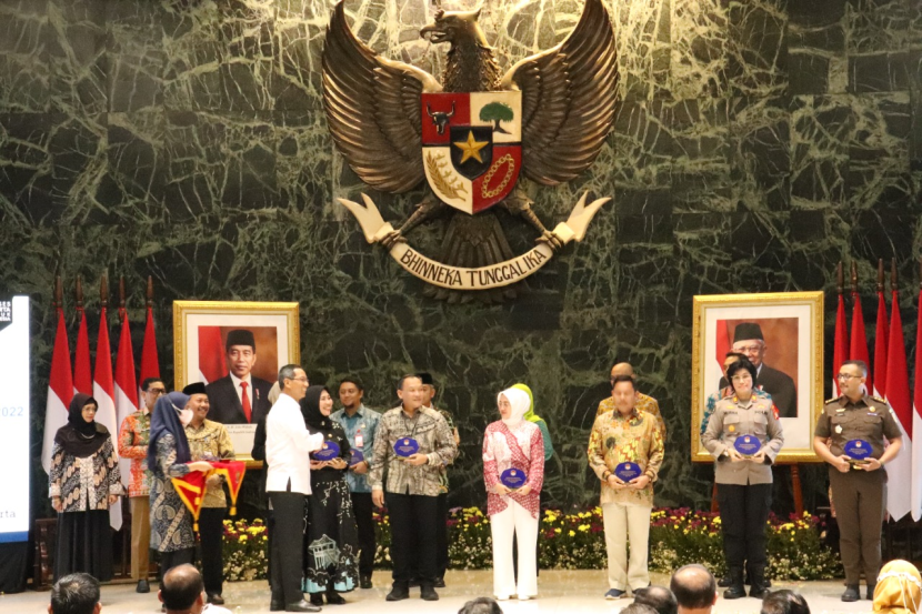 Komisi Informasi Provinsi DKI Jakarta memberikan Anugerah Penghargaan Keterbukaan Informasi Publik kepada 45 badan publik di Provinsi DKI Jakarta, di Balai Agung Balai Kota DKI Jakarta (27/12/22). Foto : ki jakarta