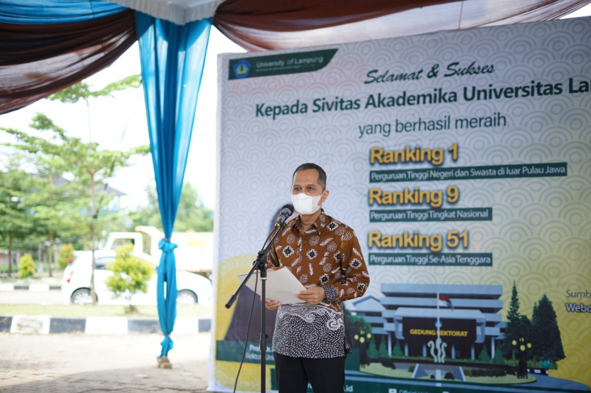 Peluncuran  air minum isi ulang Aquinila  produksi Universita Lampung (Unila), dilakukan di lapangan parkir terpadu, Kampus Unila, Jumat (4/2). Foto : Unila