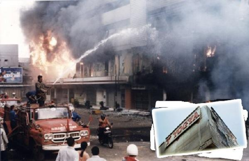 Kebakaran di Mall Klender pada kerusuhan Mei 1998. Ratusan orang terbakar hidup-hidup saat mall terbakar yang melahirkan cerita urban legend di mana banyak orang yang mengaku mendengar jeritan minta tolong dan penampakan hantu gosong.