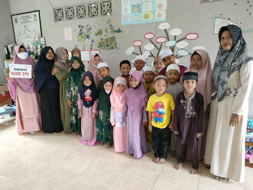 BMH memberikan insentif kepada guru Alquran TPA Nur Hidayah, Jalan Kusuma Bangsa, Desa Tepian Batang, Tanah Grogot, Kabupaten Paser, Kalimantan Timur (Kaltim). (Foto: Dok BMH)