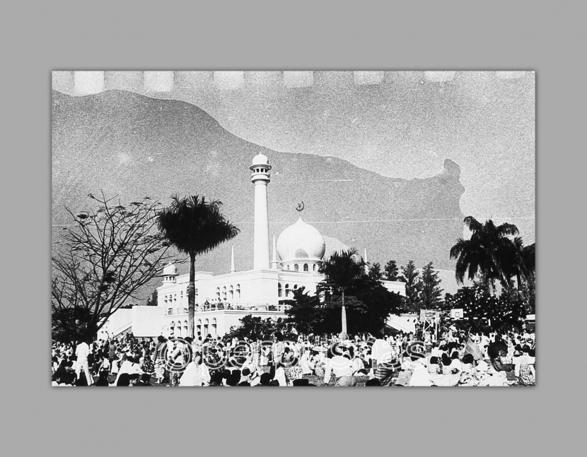 Jamaah sedang mendengarkan khotbah dari imam Buya Hamka saat salat Idulfitri di halaman Masjid A-Azhar Kebayoran Baru, Jakarta pada 15 September 1977. (perpusnas).