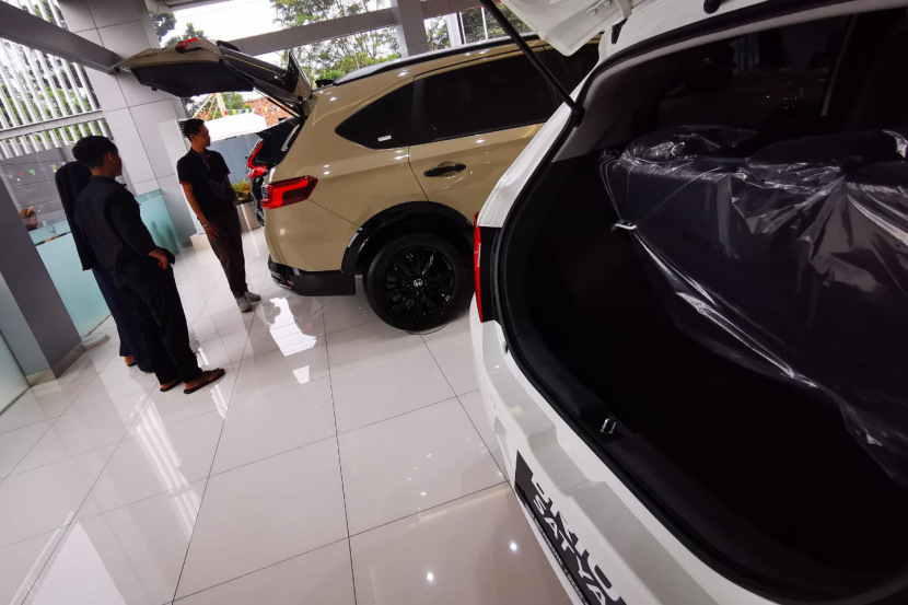  Sales Honda IBRM Subang menerangkan fitur mobil New Honda BR-V N7X Edition di Showroom Honda IBRM Subang, Rabu (24/4/2024). 