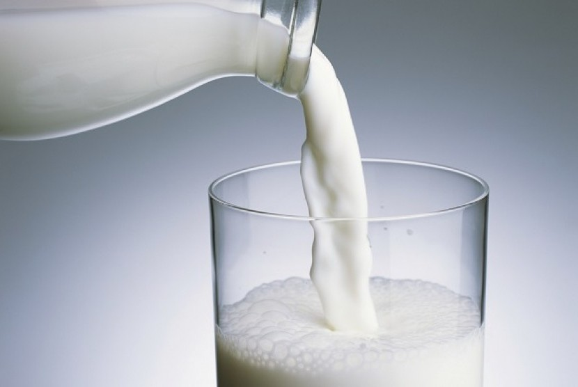 Minum susu sapi secara rutin bisa menjaga kandungan kalsium untuk pertumbuhan dan perkembangan tulang.
