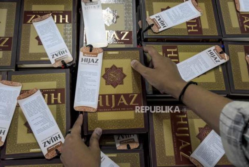 Pekerja menyusun Alquran di salah satu ruangan di percetakan Syaamil Quran, Jalan Babakan Sari, Kiaracondong, Kota Bandung, Selasa (12/4/2022). (Abdan Syakura/Republika)
