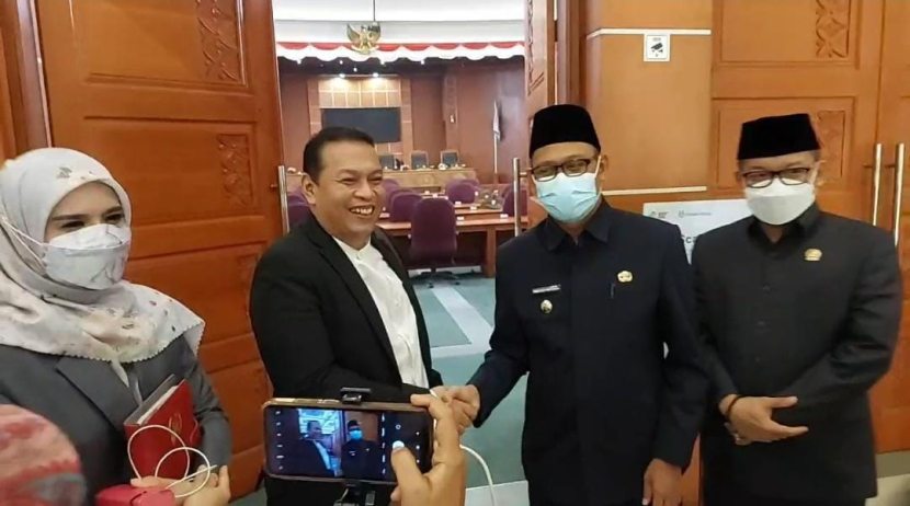 Usulan sebagian besar anggota DPRD Depok mencabut hak interpelasi KDS. Hal itu diungkapkan Wakil Wali Kota Depok Imam Budi Hartono (tengah). Foto: Istimewa