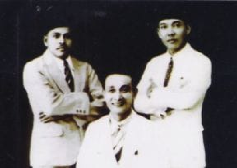 Foto dari kiri ke kanan Buya Hamka, Oei Tjing Hien (duduk) dan Bung Karno. Sumber: Hamka, 1951.