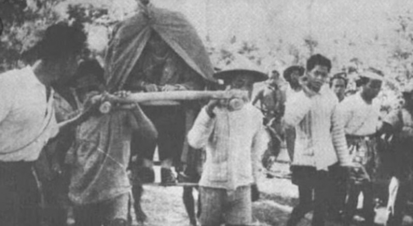 Jendral Sudirman memimpin perang gerilya dengan di tandu. Foto ini dilakukan saat Sudirman pulang ke Jogjakarta dari markasnya yang berada di wilayah Pacitan.