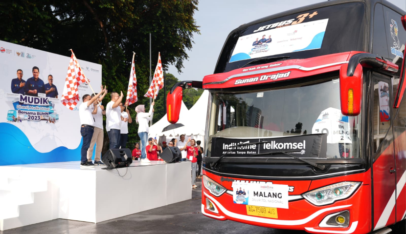 SVP Corporate Communication & Investor Relation Telkom Ahmad Reza dan perwakilan dari Telkom Consumer AVP Marketing Communication Afifudin serta Vice President Marketing Management Telkom E Kurniawan, secara simbolis melepas para pemudik pada Selasa pagi, 18 April 2023. (foto: indihome)