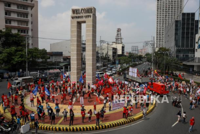  Demonstran berkumpul di Quezon City Circle selama protes untuk memperingati Hari Buruh di Kota Quezon, Metro Manila, Filipina, 1 Mei 2021. Foto: MARK R. CRISTINO/EPA