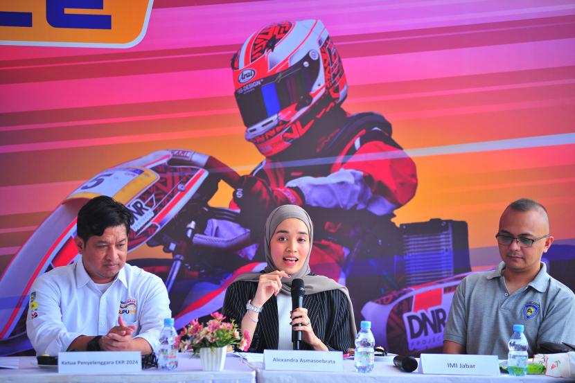 Ketua Komisi Women in Otomotif Ikatan Motor Indonesia Pusat, Alexandra Asmasoebrata  menjawab pertanyaan wartawan pada acara kick off penyelenggaraan Electric Karting Race 2024 di Bandung, Kamis (27/6/2024).