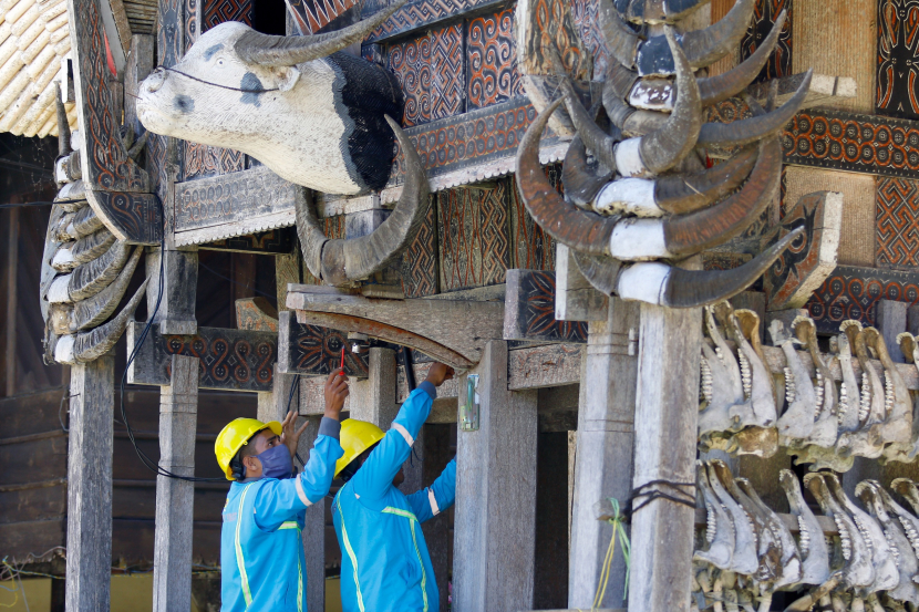 Petugas PLN melakukan penyambungan listrik bagi pelanggan baru di Toraja, Sulawesi Selatan. Percepatan penyambungan pelanggan yang dilakukan PLN juga sangat berdampak terhadap peningkatan penjualan di tahun 2023. Sepanjang tahun 2023, PLN berhasil menambah 3,5 juta sambungan pelanggan. (Dok. Matapantura.republika.co.id)