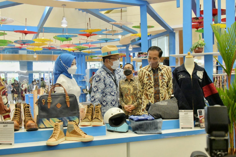 Gubernur Jabar Ridwan Kamil mendampingi Presiden RI Joko Widodo membuka International Handicraft Trade Fair (Inacraft) 2022 di Balai Sidang Jakarta Convention Center