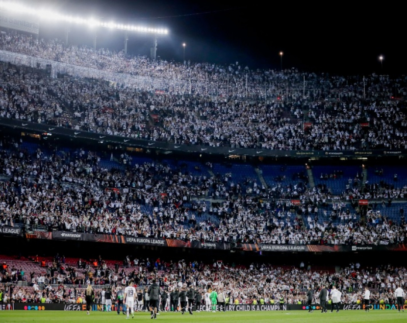 Puluhan ribur suporter Eintracht Frankfurt memadati Stadion Camp Nou untuk menyaksikan timnya menghadapi Barcelona di Liga Europa. (Twitter/@brfootball)