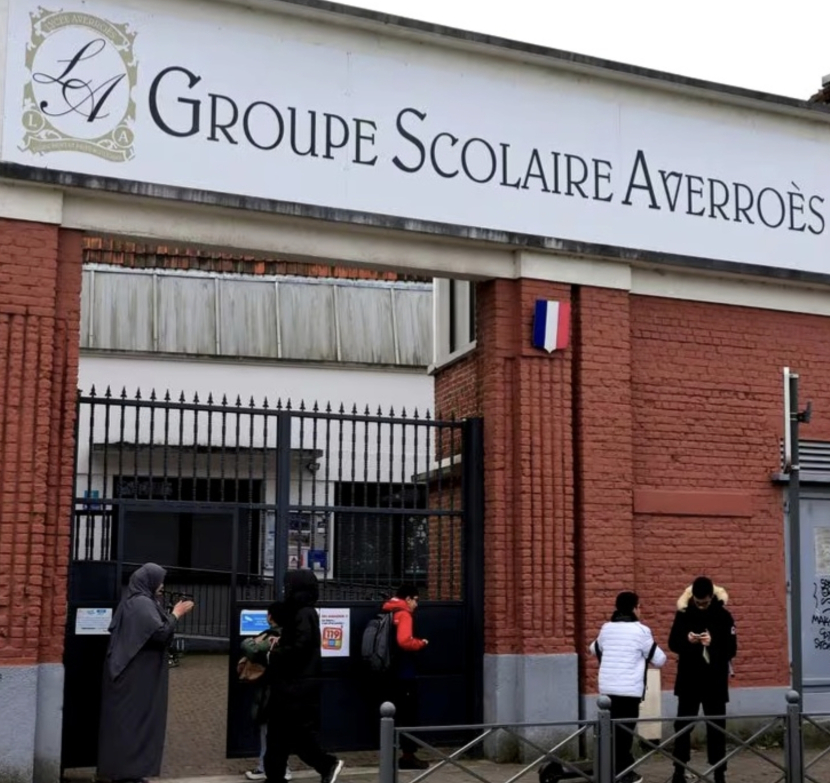 Pintu gerbang Averroes High School, sekolah swasta Muslim yang terbesar di Prancis. (11/12/2023). (dok. REUTERS/Pascal Rossignol)